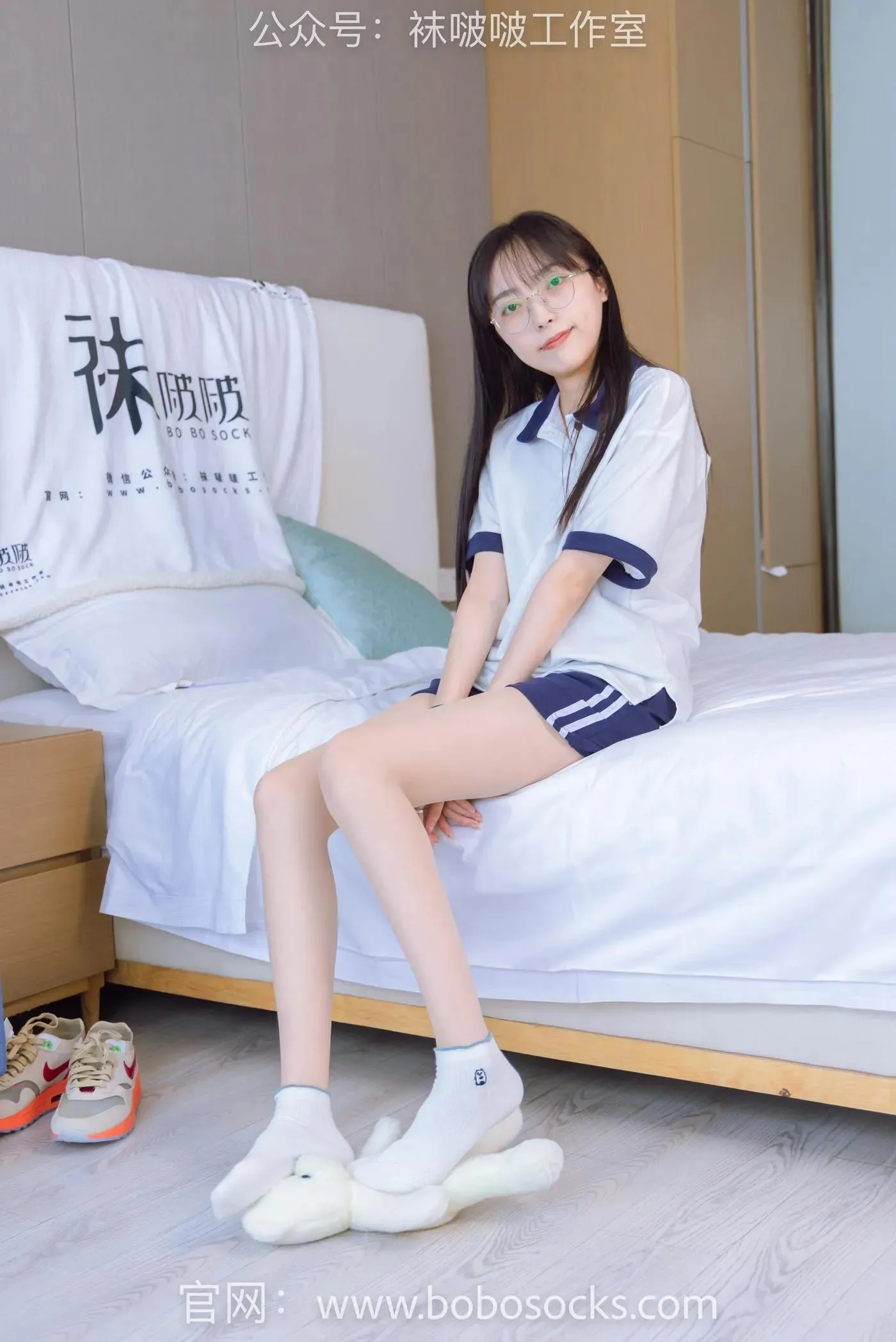 [BoBoSocks袜啵啵]NO.118 稚予-运动鞋、白棉袜、肉丝、踩小熊玩偶 [140P]插图5